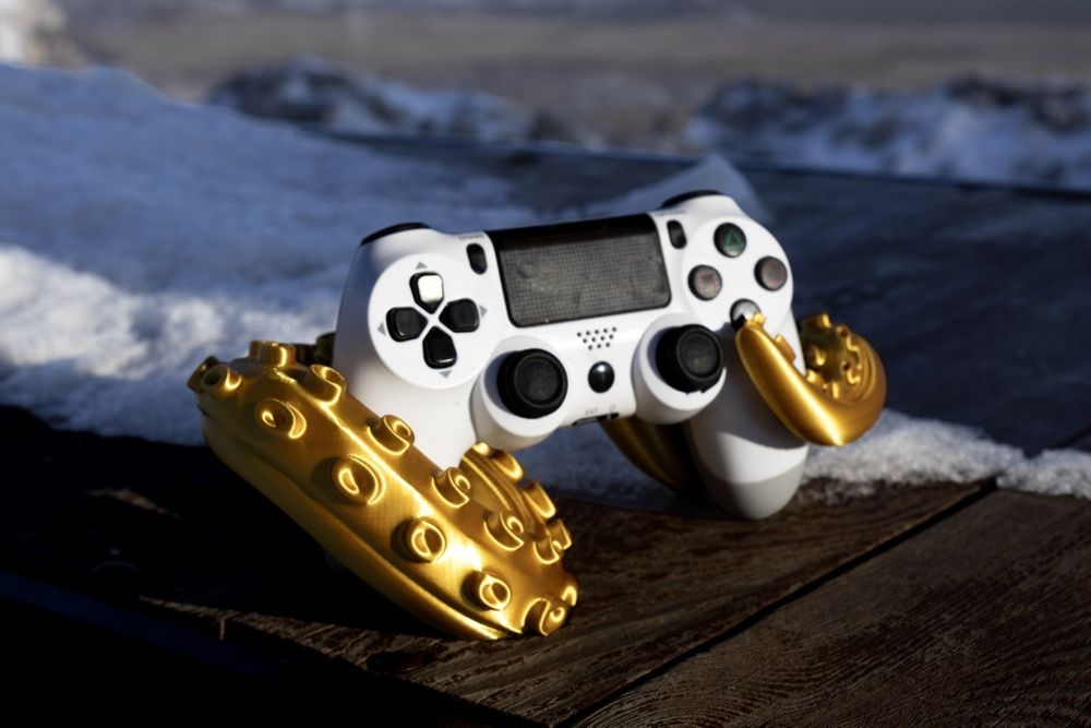 Stojak na pad i pudełko używanej gry  unikatowy od PlayStation do Xbox