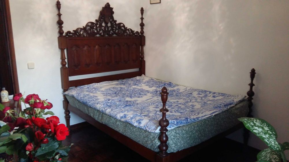 Estrutura de cama com base e cabeceira - Madeira Maciça