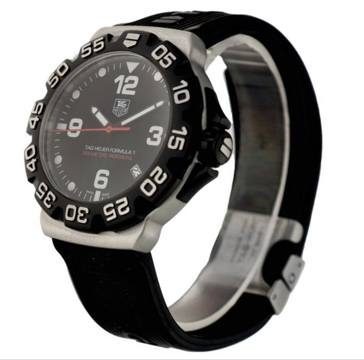 Relógio de pulso TAG Heuer Formula 1 Quartz WAH1110-O para homens.