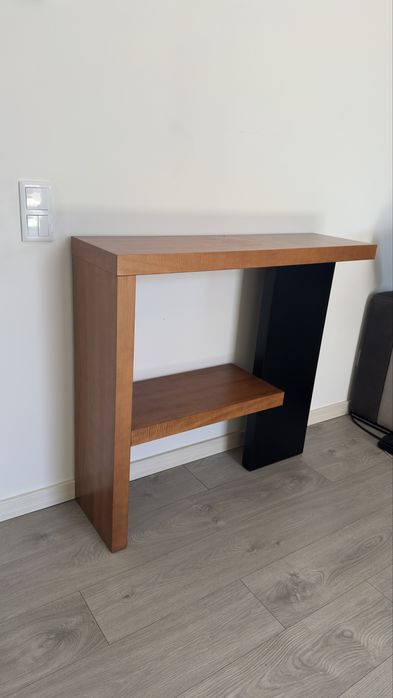 Aparador de apoio com um design moderno e assimétrico.