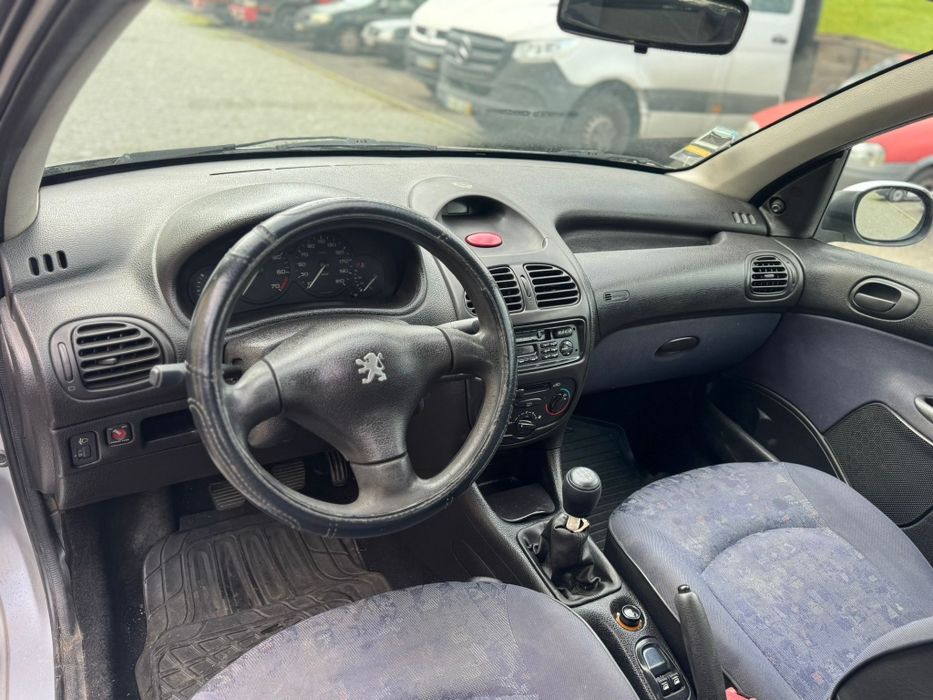 Peugeot 206 1.1 gasolina 5 lugares ano 2001  em bom estado geral.