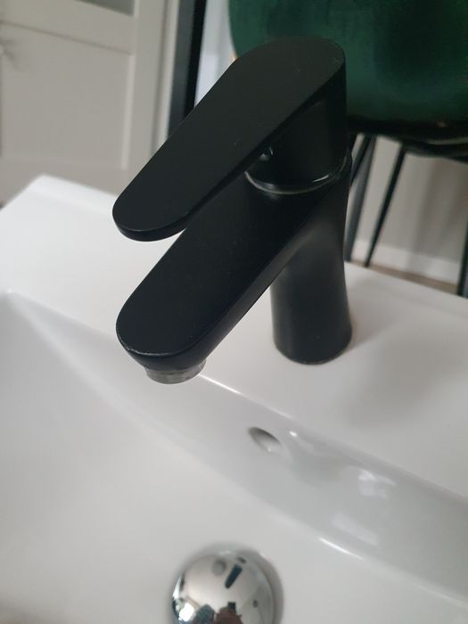 Umywalka łazienkowa z baterią i wężykami