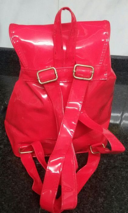 Vendo uma mochilas verniz . já com os invios incluídos