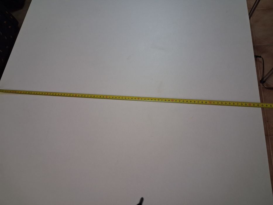 Mesa de cozinha branca com pés em metal