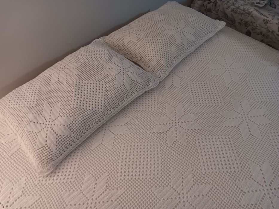 Coberta e fronhas de crochê (almofadas incluídas)