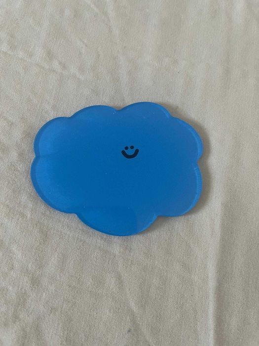 Base para copo em forma de nuvem azul com carinha
