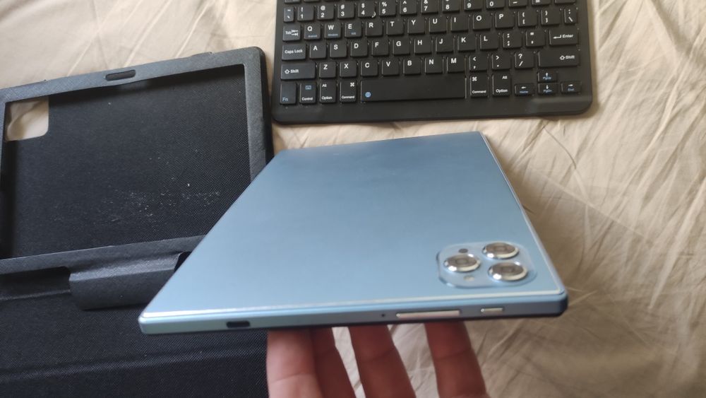 Tablet Android com teclado protetor e keyboard / Android tablet with a protective keyboard case.