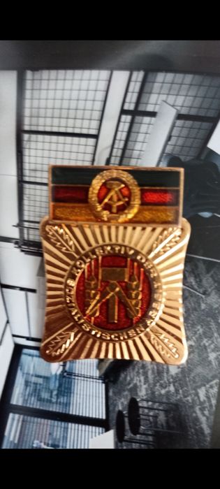 Stara vintage odznaka z NRD nauczyć się pracować i życ socjalistycznie