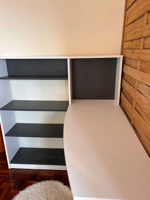 Mesa de canto com estante