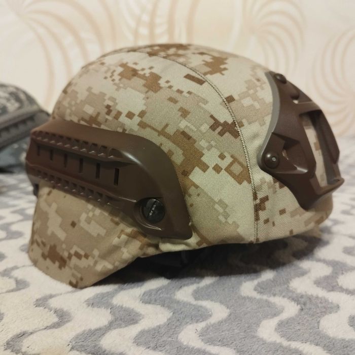 Replika hełmu MICH2000 w pokrowcu maskującym