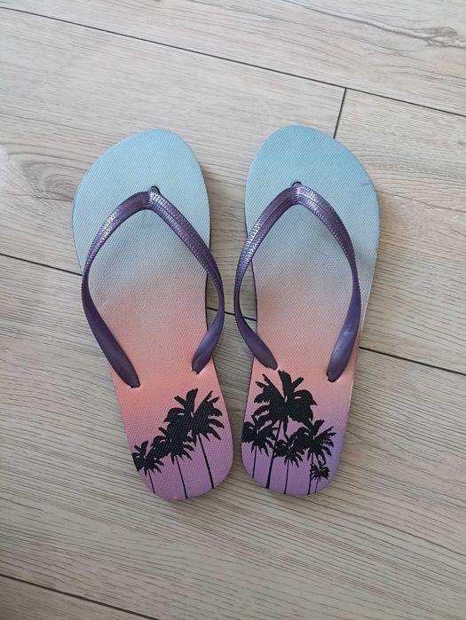 Klapki damskie plażowe.