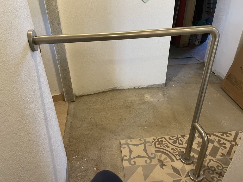 Barra de Apoio Parede e Chão em Inox Mate  da  Erix