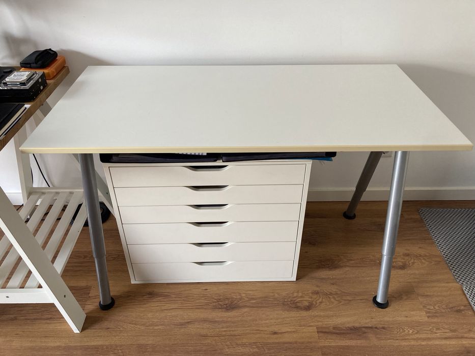 Secretaria IKEA com 120x60cm e pés ajustáveis em altura.