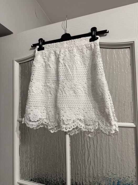 Koronkowa biała spódnica