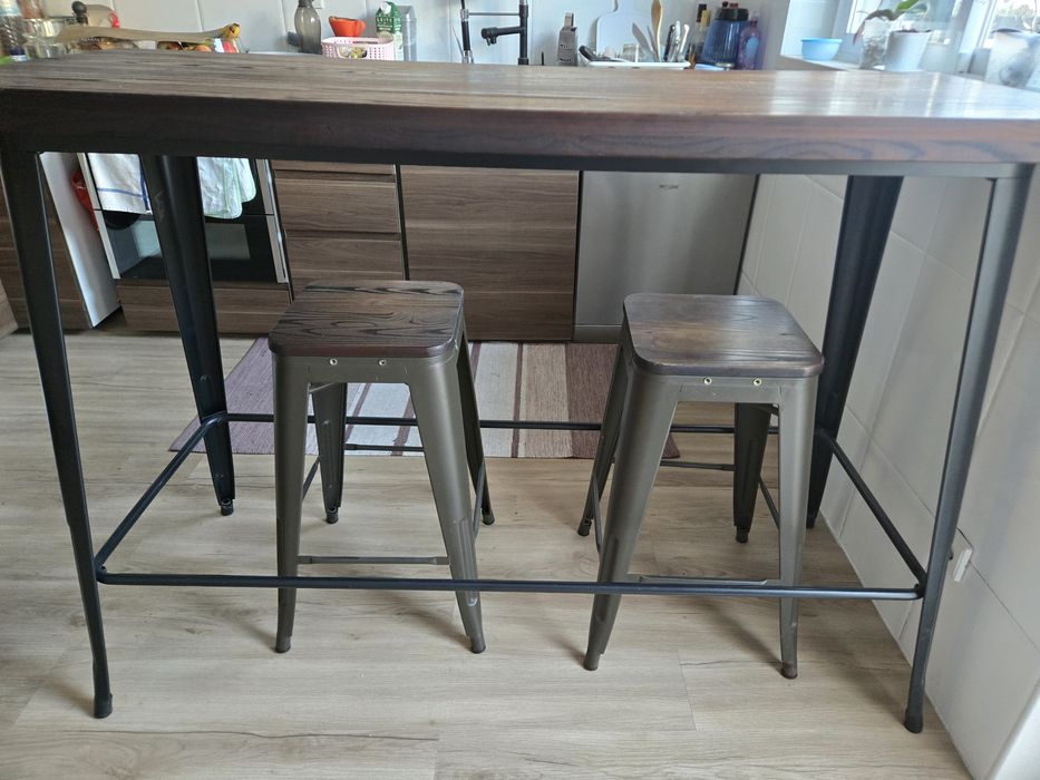 Vendo mesa de Pé  Alto com 2 bancos