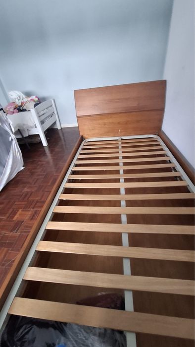 Cama de madeira com espaço de arrumação