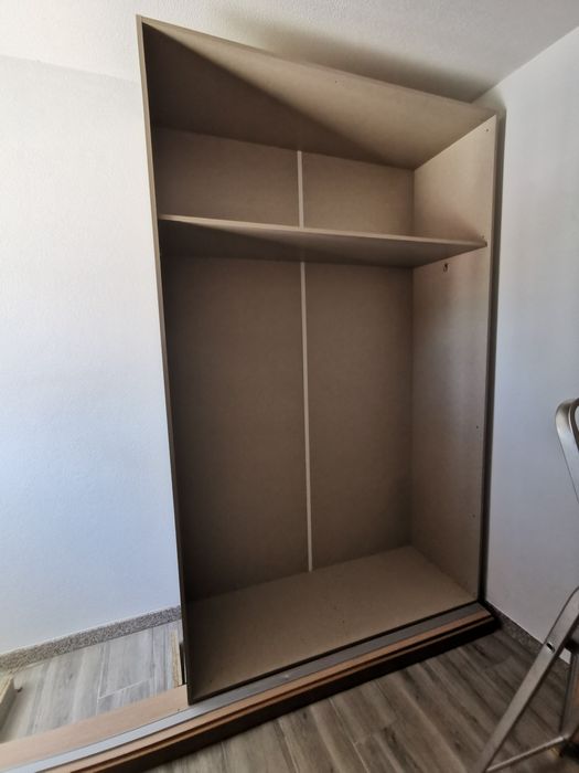 Montagem de móveis e equipamentos.