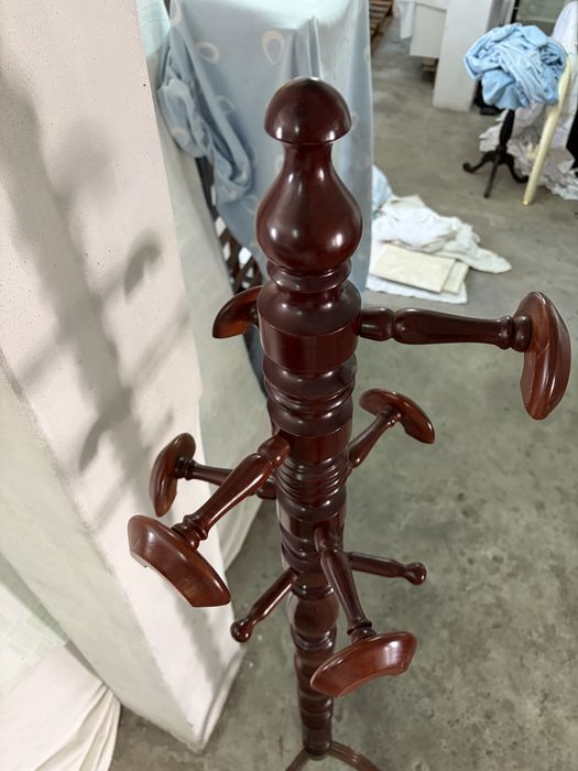 Cabide de pé em mogno