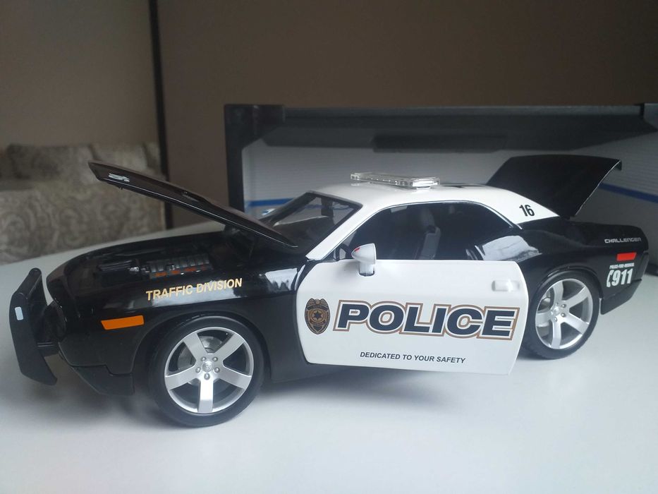 моделі 1.18  Dodge 2005 Maisto