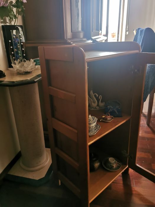 Vitrine com loiças e adereços