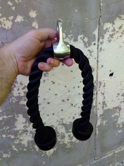 Sznur,uchwyt do wyciągu, siłownia , trening tricepsów