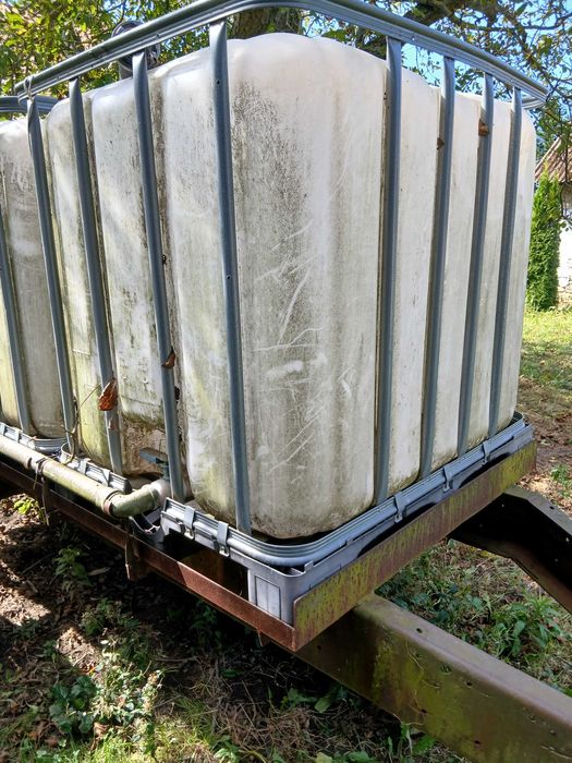 Zbiornikami mauser 1000l na solidnej ramie.