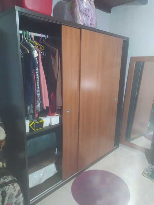 Cama de casal e roupeiro