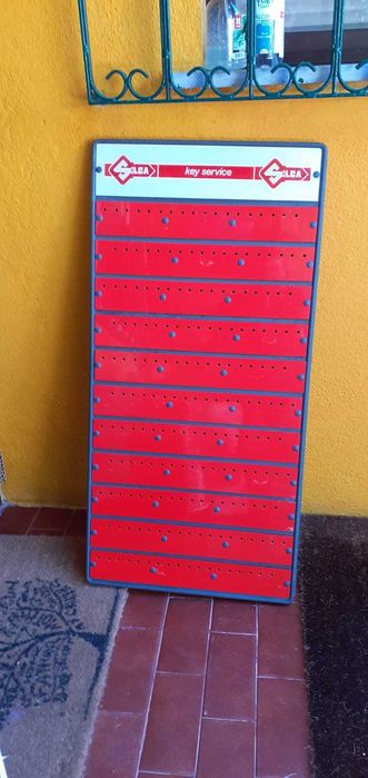 Máquina de fazer chaves + expositor de chaves