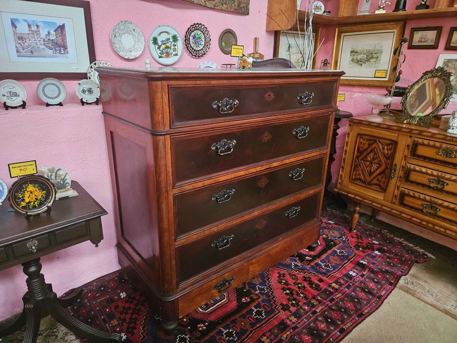 Grande cómoda, muito antiga, em madeira maciça com tampo em pedra - C