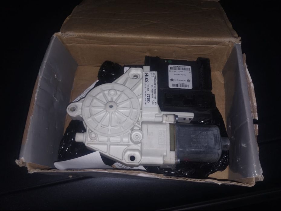 Моторчик стеклопідіймача ауді а3 2006, передній лівий виходить