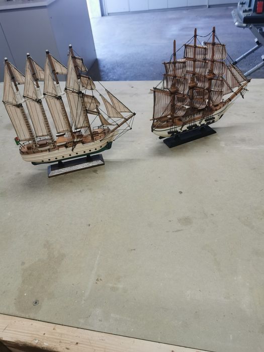 2 barcos em miniatura