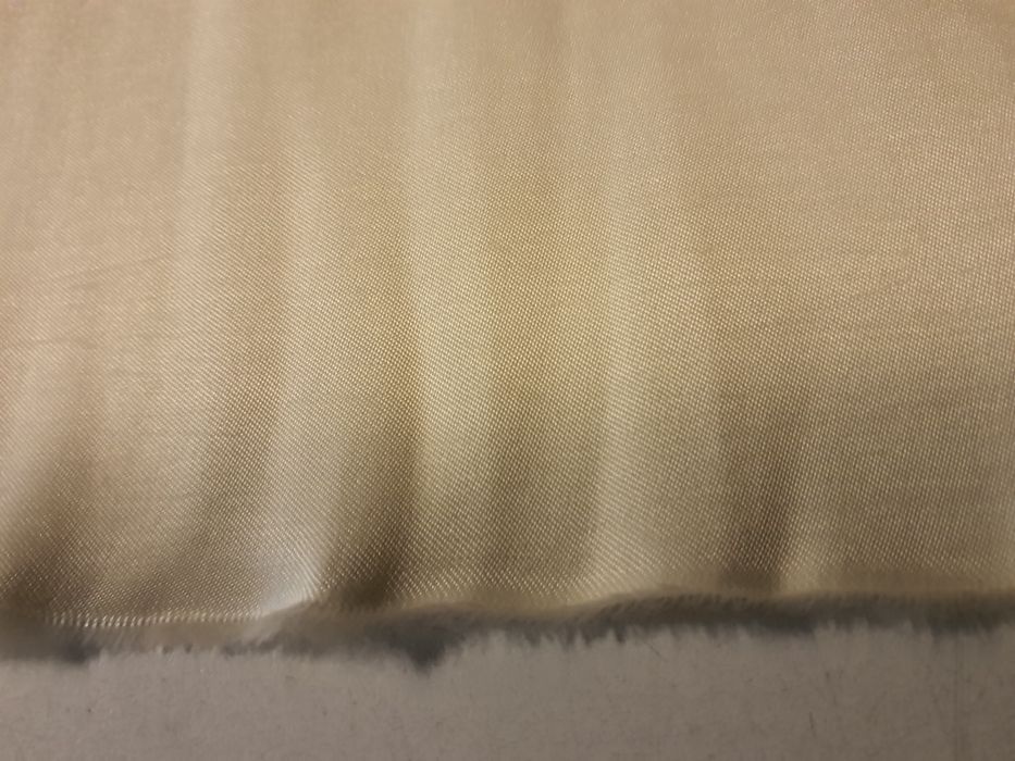 Tkanina kremowa szer.140 cm.