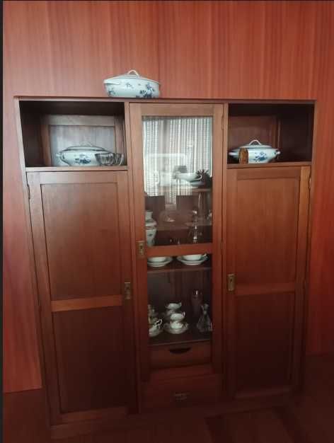 Móvel envidraçado com prateleiras (anos 50)