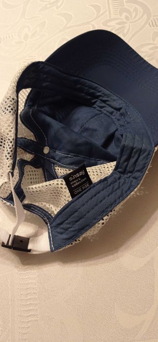 Bejsbolówka siateczkowa męska.