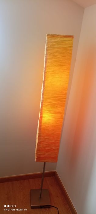 Candeeiro de pé com 146cm de altura