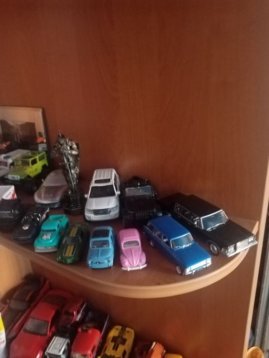 Продам не дорого коллекцию моделей металлических.