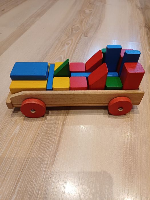 Drewniany pociąg edukacyjny