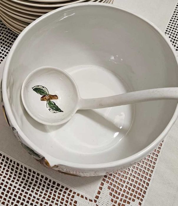 Terrina da sopa pintada à mão com relevos