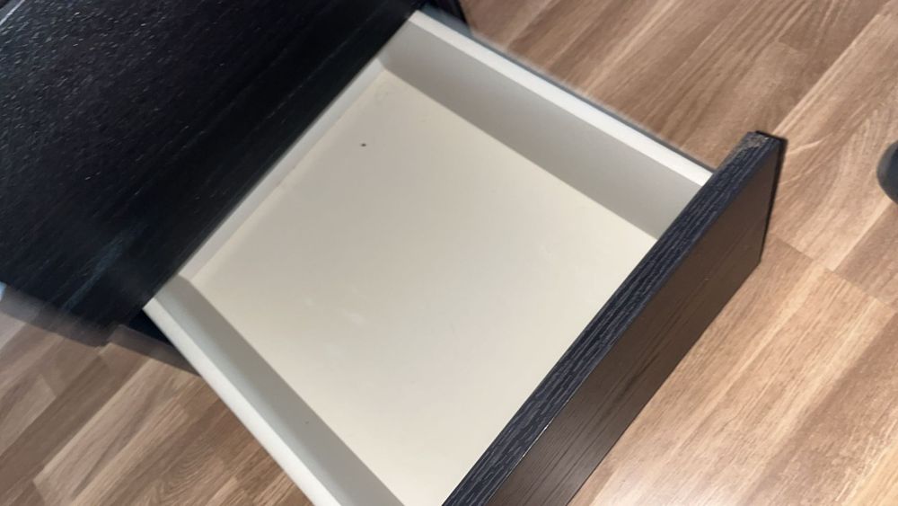 Mesa de Cabeceira Malm Preta