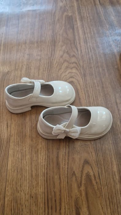 Взуття на дівчинку