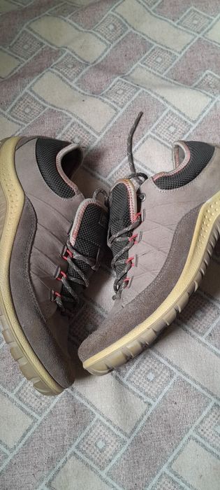 Кросівки,  розміру 38.