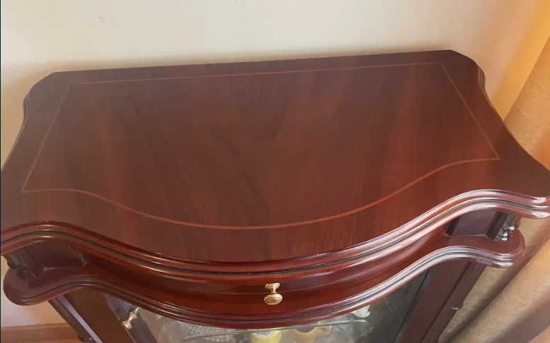 Cristaleira vitrina com gaveta e vidro curvo - 95x62cm