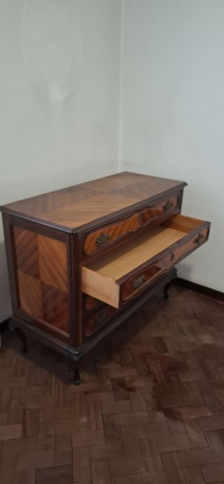 Cómoda em estilo Queen Anne, em muito bom estado.