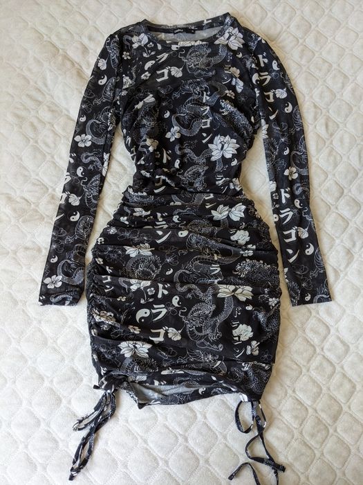 Чорне обтягуюче плаття з візерунками (Cropp M)