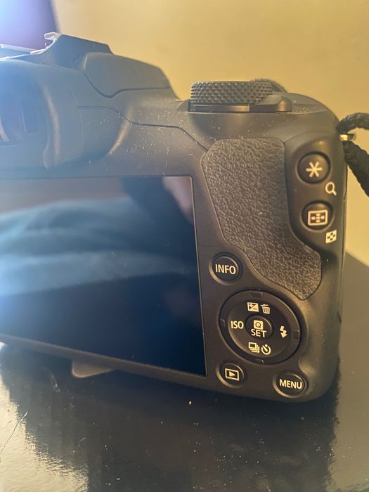 CANON EOS R100 + RF-S 18-45mm + Cartão SD 128GB (COMO NOVA)