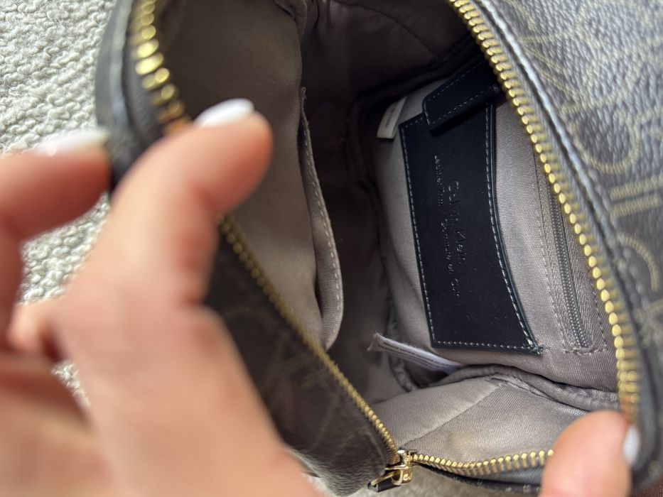 Mochila Mini Calvin Klein Monograma