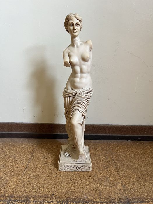 Escultura Feminina Clássica