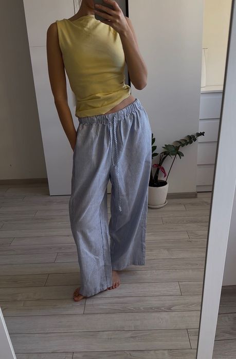 Широкі штани в піжамному стилі