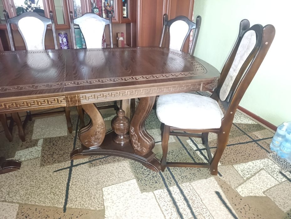 Дерев'яний стіл з стільцями