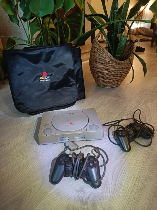 Playstation + comandos + bolsa